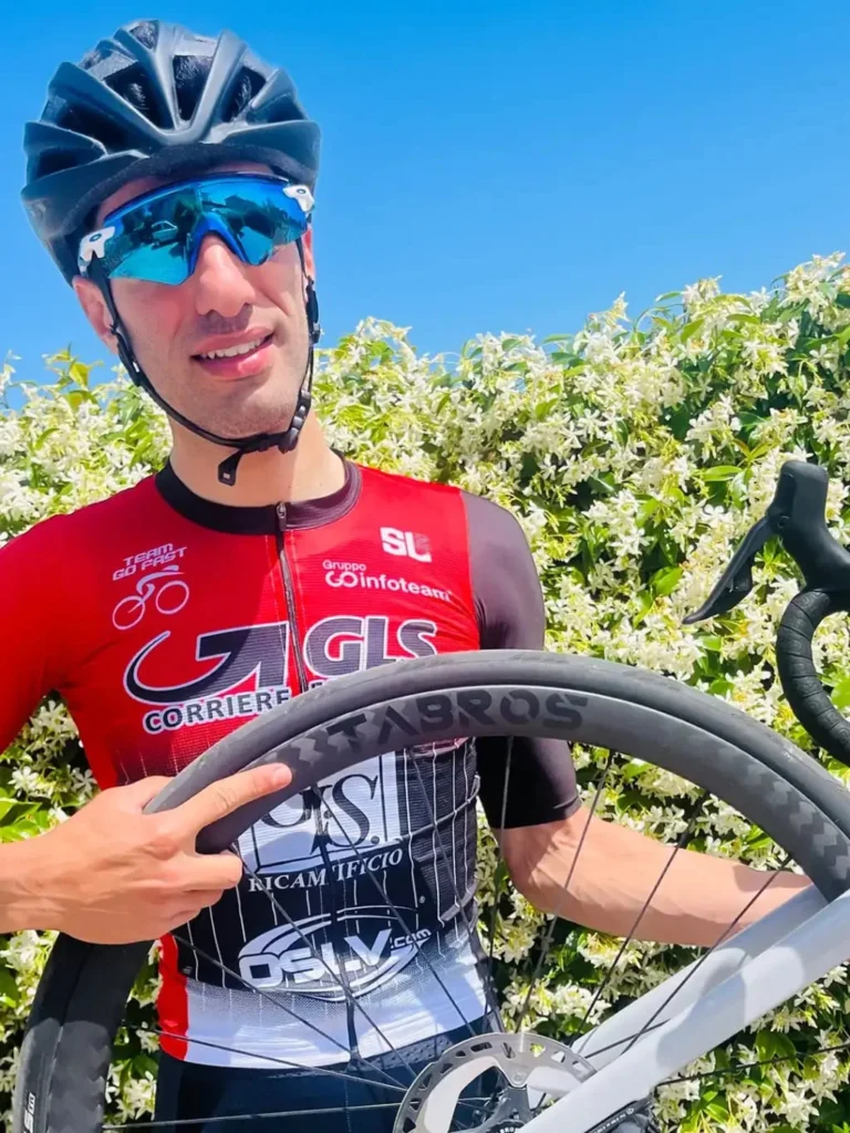 Danilo Celano con bici TABROS in contesto outdoor