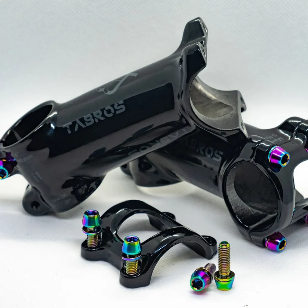 Attacco manubrio TABROS Titano in titanio con componenti di fissaggio