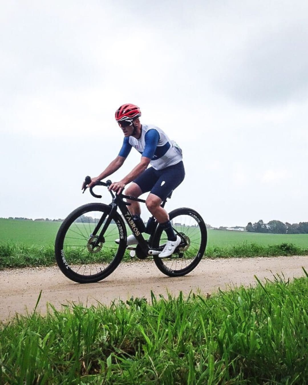 Ciclista gravel su percorso misto con ruote TABROS per stabilità e controllo