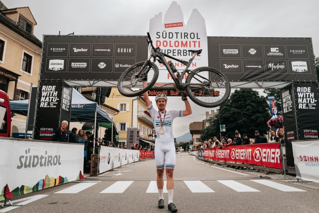 Armin Dalvai vince una gara, posa centrale mentre solleva la bici con ruote TABROS