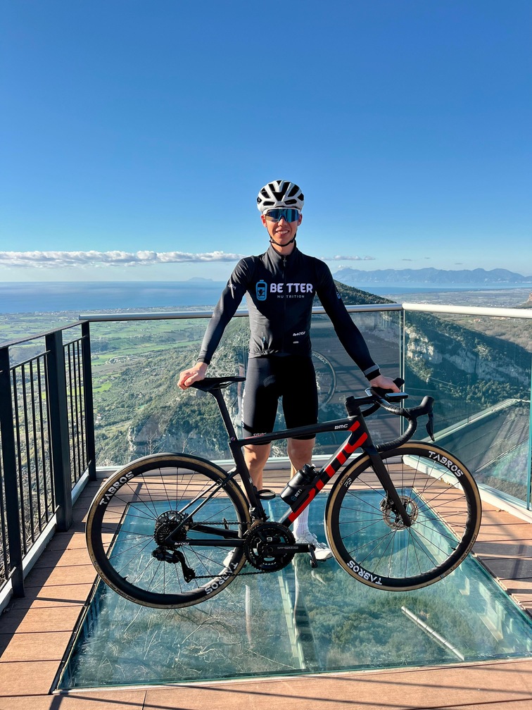 Giuseppe Orlando in sella a bici con ruote TABROS